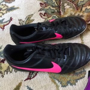 GIRLS NIKE SOCCER CLEATS + SHIN GUARDS